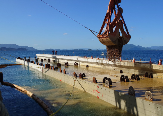 海底を整える浚渫工事